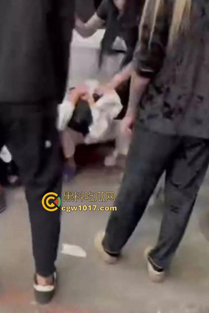 东北吉林豪横精神小伙小妹拳打脚踢白衣男，满嘴“打你咋地打你咋滴”，谁让白衣男欺负别人媳妇呢，找打！  第8张