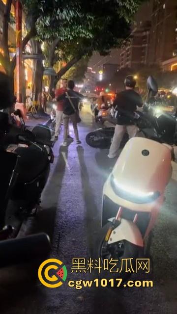 广州小梅大街地头蛇欺负外卖小哥！仗着自己本地人横着走，路人都想冲上去一拳打醒这狗东西！  第4张