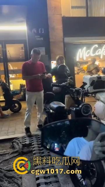 广州小梅大街地头蛇欺负外卖小哥！仗着自己本地人横着走，路人都想冲上去一拳打醒这狗东西！  第8张
