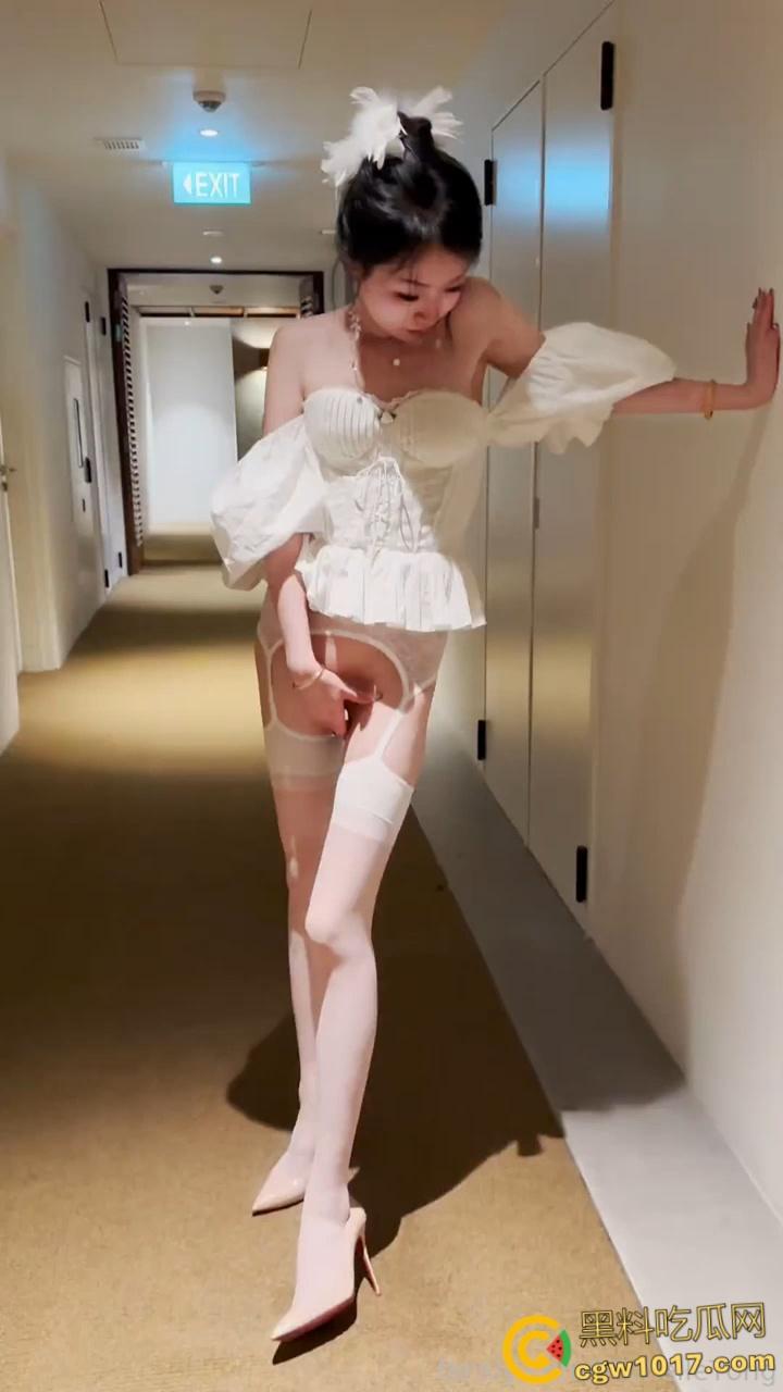 露出界天花板【彤彤乖】，酒店叫小哥进门修水管，浑身赤裸三点全露勾引，小哥竟强装镇定，这也能忍得住太牛了！  第1张