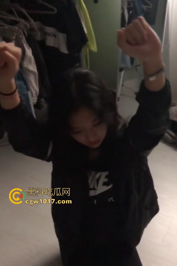 出租屋调教反差女友，淫荡骚货任人摆布口交顶到喉管，手举高高不许放下，录像还害羞，这么骚了记录生活怎么了？  第1张