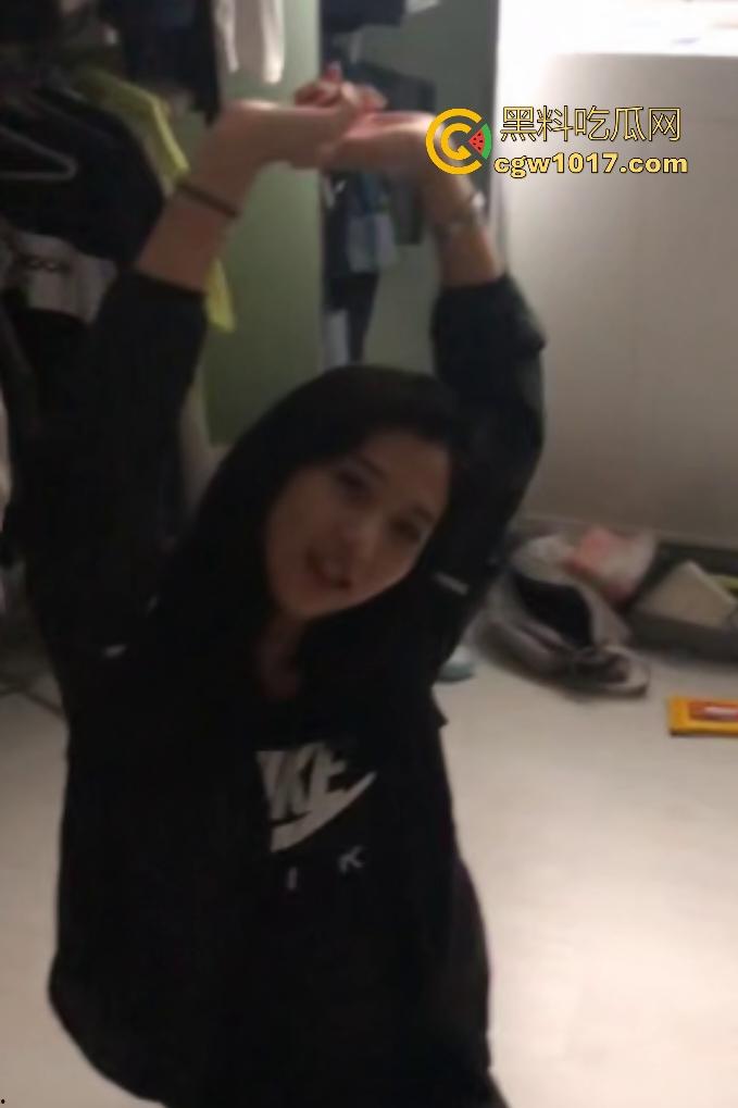 出租屋调教反差女友，淫荡骚货任人摆布口交顶到喉管，手举高高不许放下，录像还害羞，这么骚了记录生活怎么了？  第2张