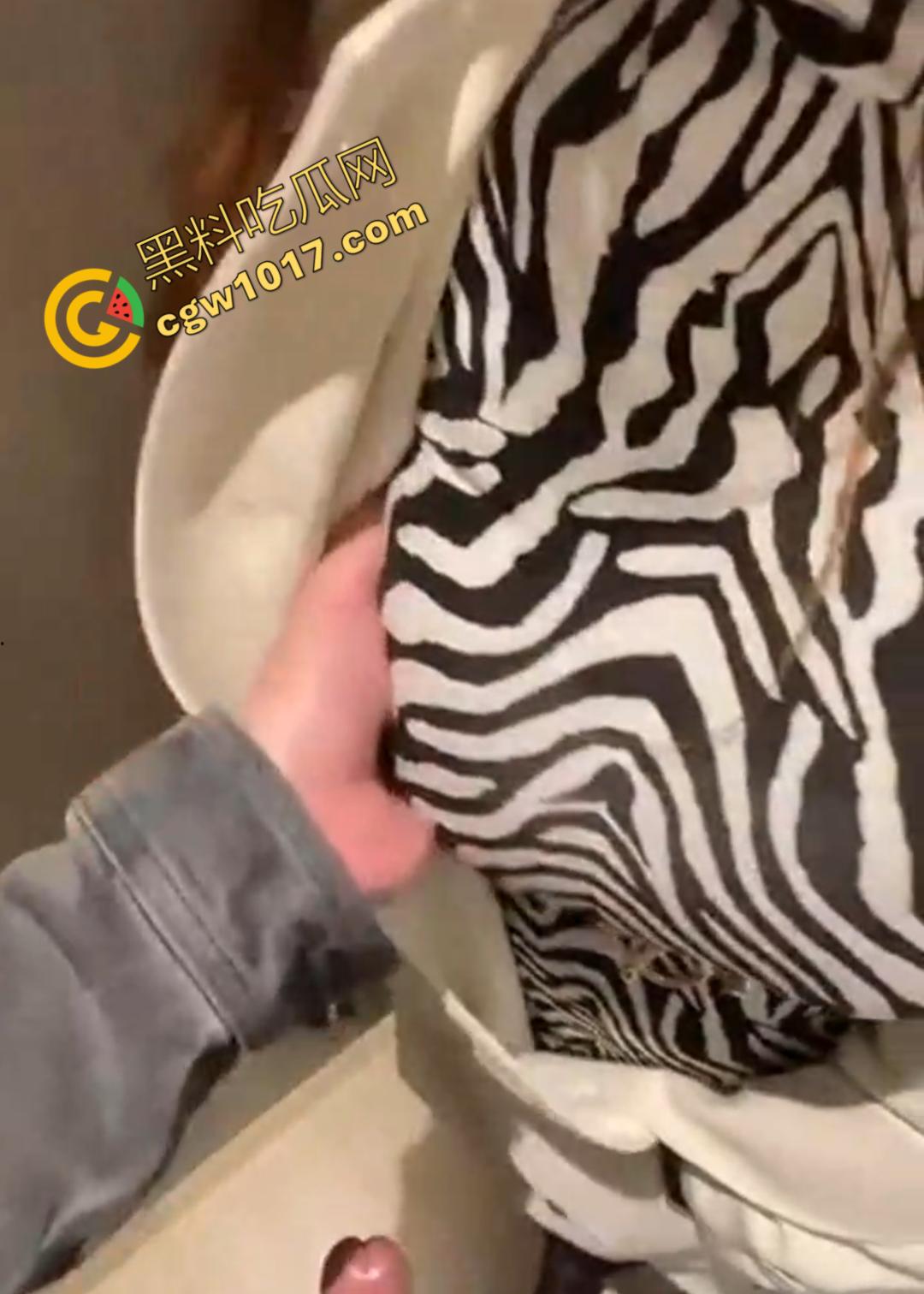 商场柜台大姐【朱艳燕】在试衣间“犯贱”,奶子肥硕的她像发情母兽,舌头撩拨男人鸡巴,热情如火的眼神撩人至极! 第2张 商场柜台大姐【朱艳燕】在试衣间“犯贱”,奶子肥硕的她像发情母兽,舌头撩拨男人鸡巴,热情如火的眼神撩人至极! 第2张