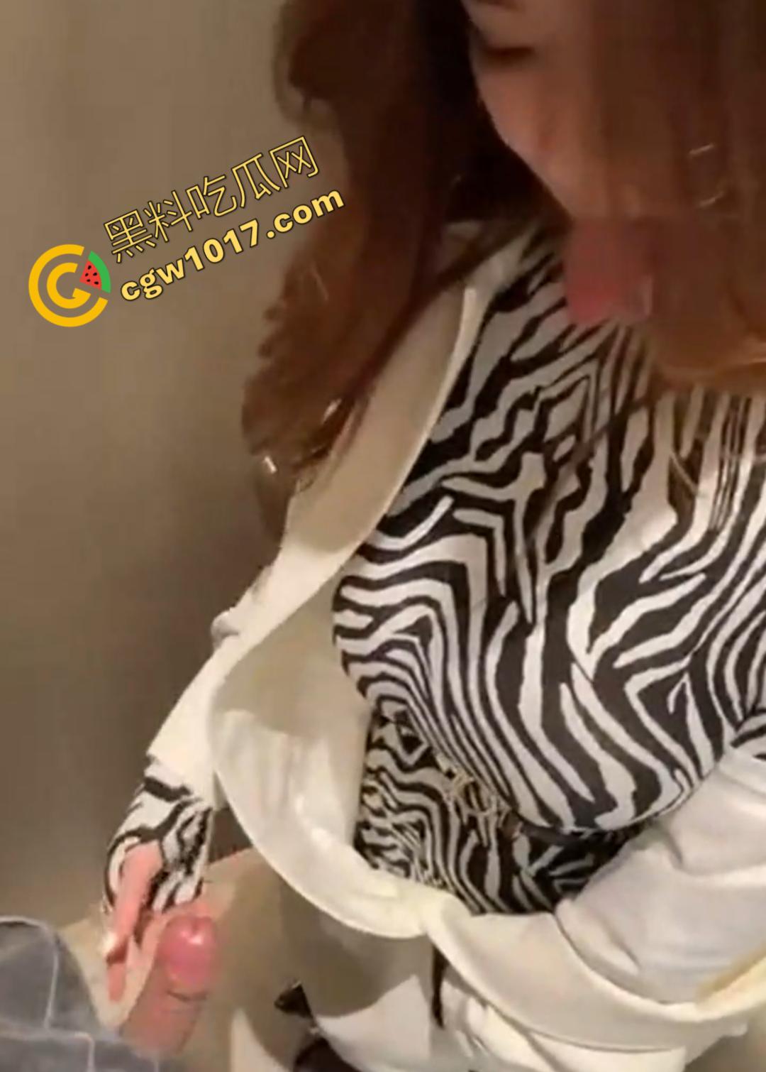 商场柜台大姐【朱艳燕】在试衣间“犯贱”,奶子肥硕的她像发情母兽,舌头撩拨男人鸡巴,热情如火的眼神撩人至极! 第3张 商场柜台大姐【朱艳燕】在试衣间“犯贱”,奶子肥硕的她像发情母兽,舌头撩拨男人鸡巴,热情如火的眼神撩人至极! 第3张