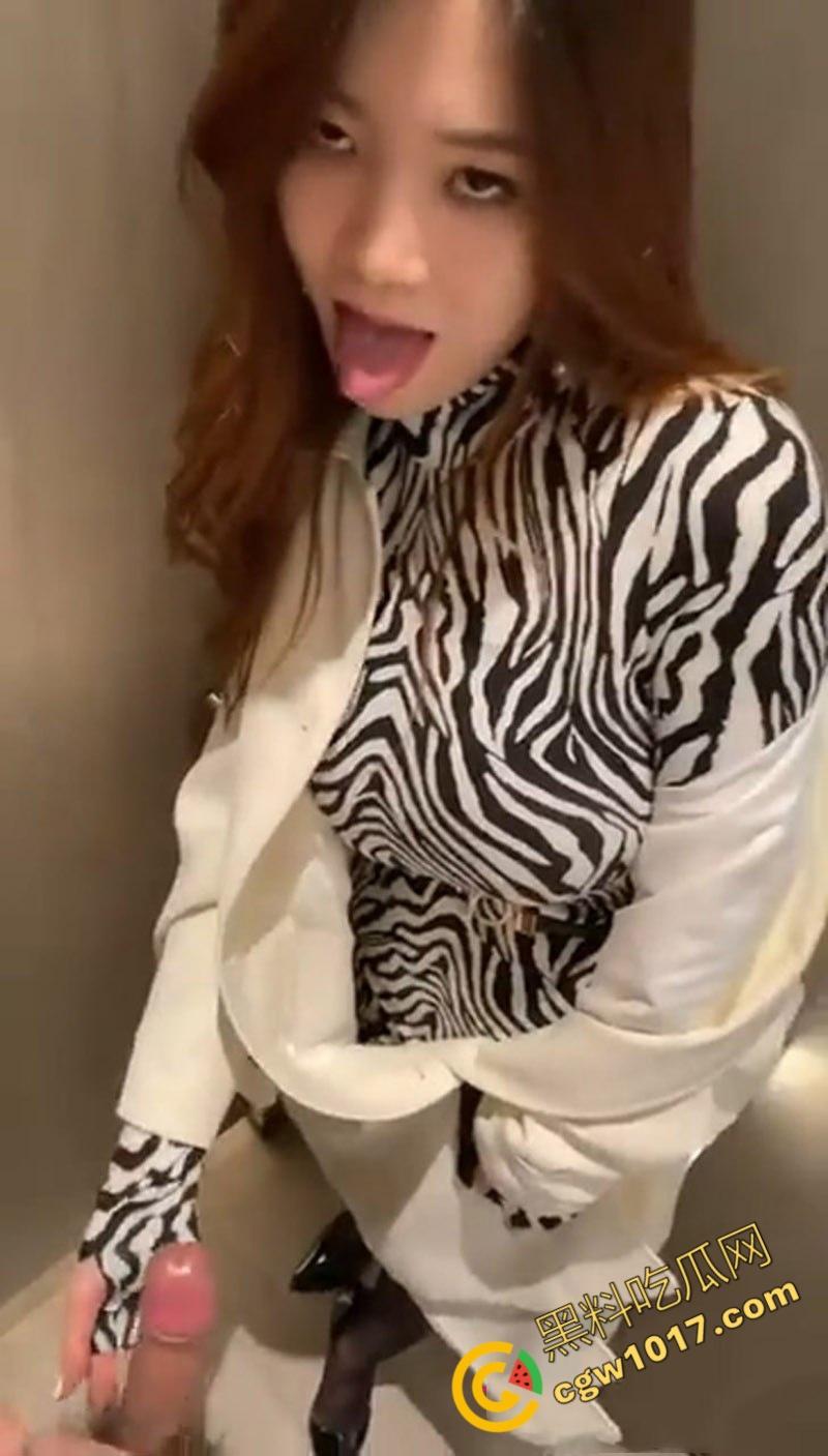 商场柜台大姐【朱艳燕】在试衣间“犯贱”,奶子肥硕的她像发情母兽,舌头撩拨男人鸡巴,热情如火的眼神撩人至极! 第1张 商场柜台大姐【朱艳燕】在试衣间“犯贱”,奶子肥硕的她像发情母兽,舌头撩拨男人鸡巴,热情如火的眼神撩人至极! 第1张