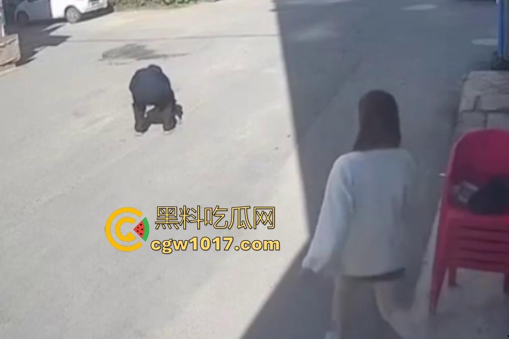 街头老大爷走路突然摇晃，长腿美女出手相扶，大爷瞬间全身梆硬冲天，美女成救命神药，这比春药还牛逼啊！  第2张