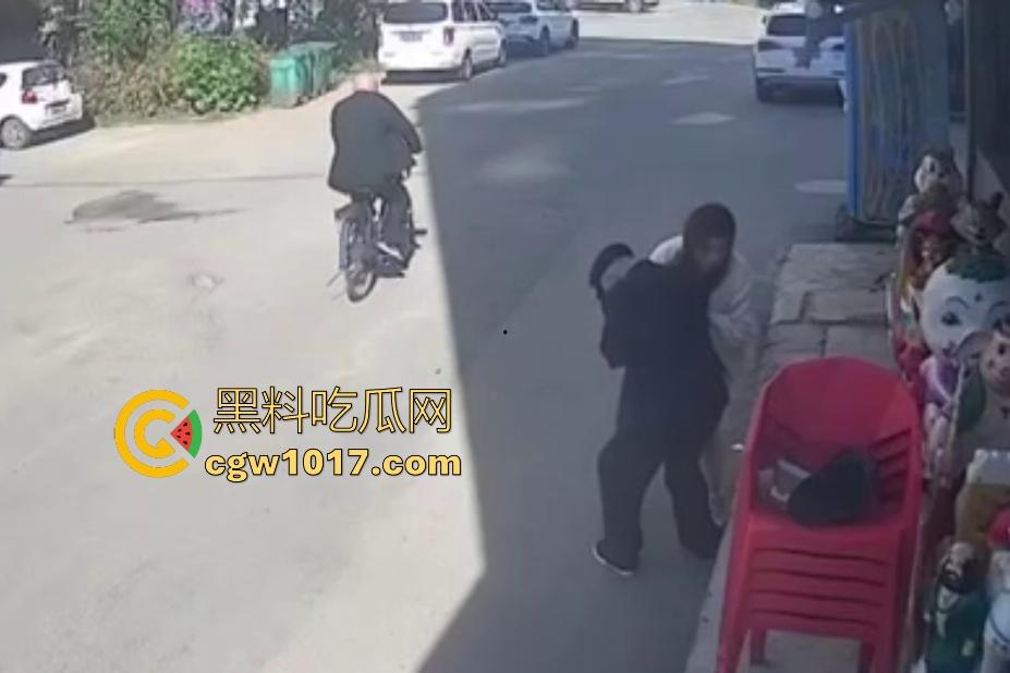 街头老大爷走路突然摇晃，长腿美女出手相扶，大爷瞬间全身梆硬冲天，美女成救命神药，这比春药还牛逼啊！  第4张