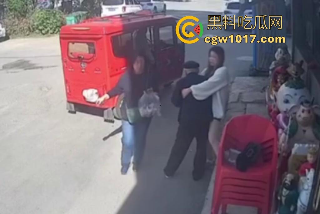 街头老大爷走路突然摇晃，长腿美女出手相扶，大爷瞬间全身梆硬冲天，美女成救命神药，这比春药还牛逼啊！  第5张