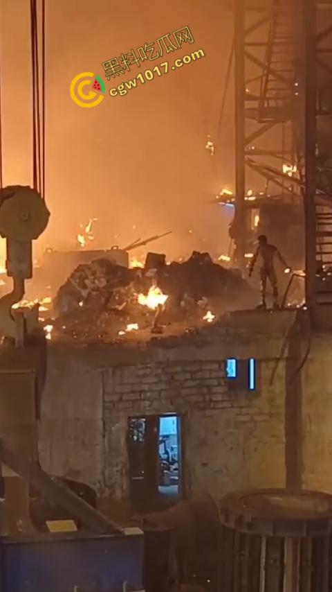 震撼!菲律宾钢厂惨剧:钢水如魔鬼喷发,烈焰吞噬生命,烧伤死亡者无数,惨象人间地狱! 第5张 震撼!菲律宾钢厂惨剧:钢水如魔鬼喷发,烈焰吞噬生命,烧伤死亡者无数,惨象人间地狱! 第5张