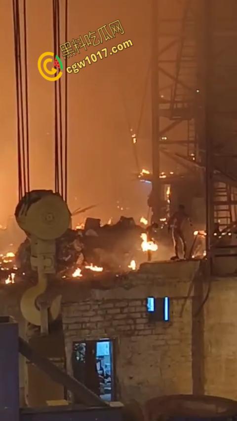 震撼!菲律宾钢厂惨剧:钢水如魔鬼喷发,烈焰吞噬生命,烧伤死亡者无数,惨象人间地狱! 第6张 震撼!菲律宾钢厂惨剧:钢水如魔鬼喷发,烈焰吞噬生命,烧伤死亡者无数,惨象人间地狱! 第6张