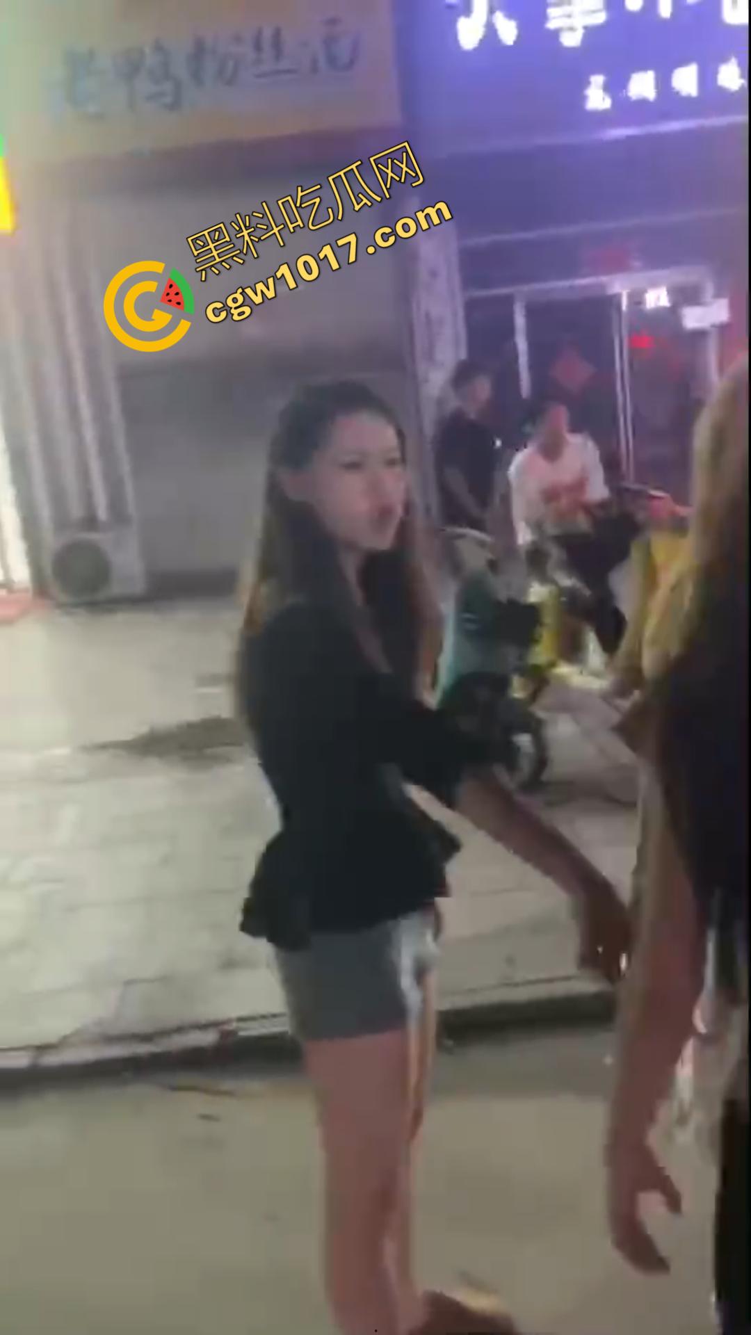 惊心动魄!清纯小仙女街头被围殴!精神小妹狠辣无情,围观群众无动于衷,她们究竟为何如此疯狂? 第1张 惊心动魄!清纯小仙女街头被围殴!精神小妹狠辣无情,围观群众无动于衷,她们究竟为何如此疯狂? 第1张