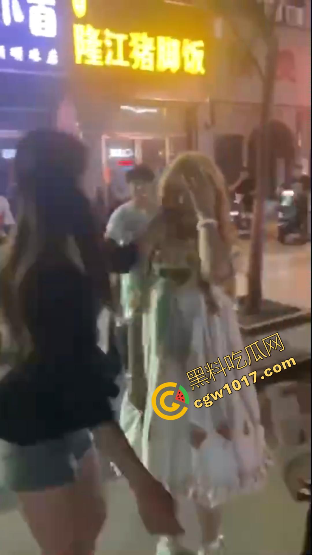 惊心动魄!清纯小仙女街头被围殴!精神小妹狠辣无情,围观群众无动于衷,她们究竟为何如此疯狂? 第2张 惊心动魄!清纯小仙女街头被围殴!精神小妹狠辣无情,围观群众无动于衷,她们究竟为何如此疯狂? 第2张