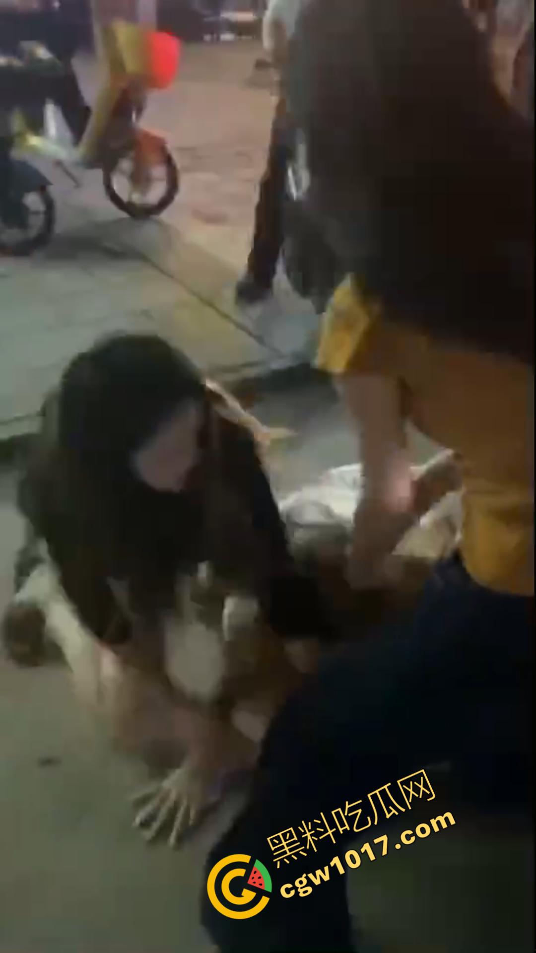 惊心动魄!清纯小仙女街头被围殴!精神小妹狠辣无情,围观群众无动于衷,她们究竟为何如此疯狂? 第3张 惊心动魄!清纯小仙女街头被围殴!精神小妹狠辣无情,围观群众无动于衷,她们究竟为何如此疯狂? 第3张