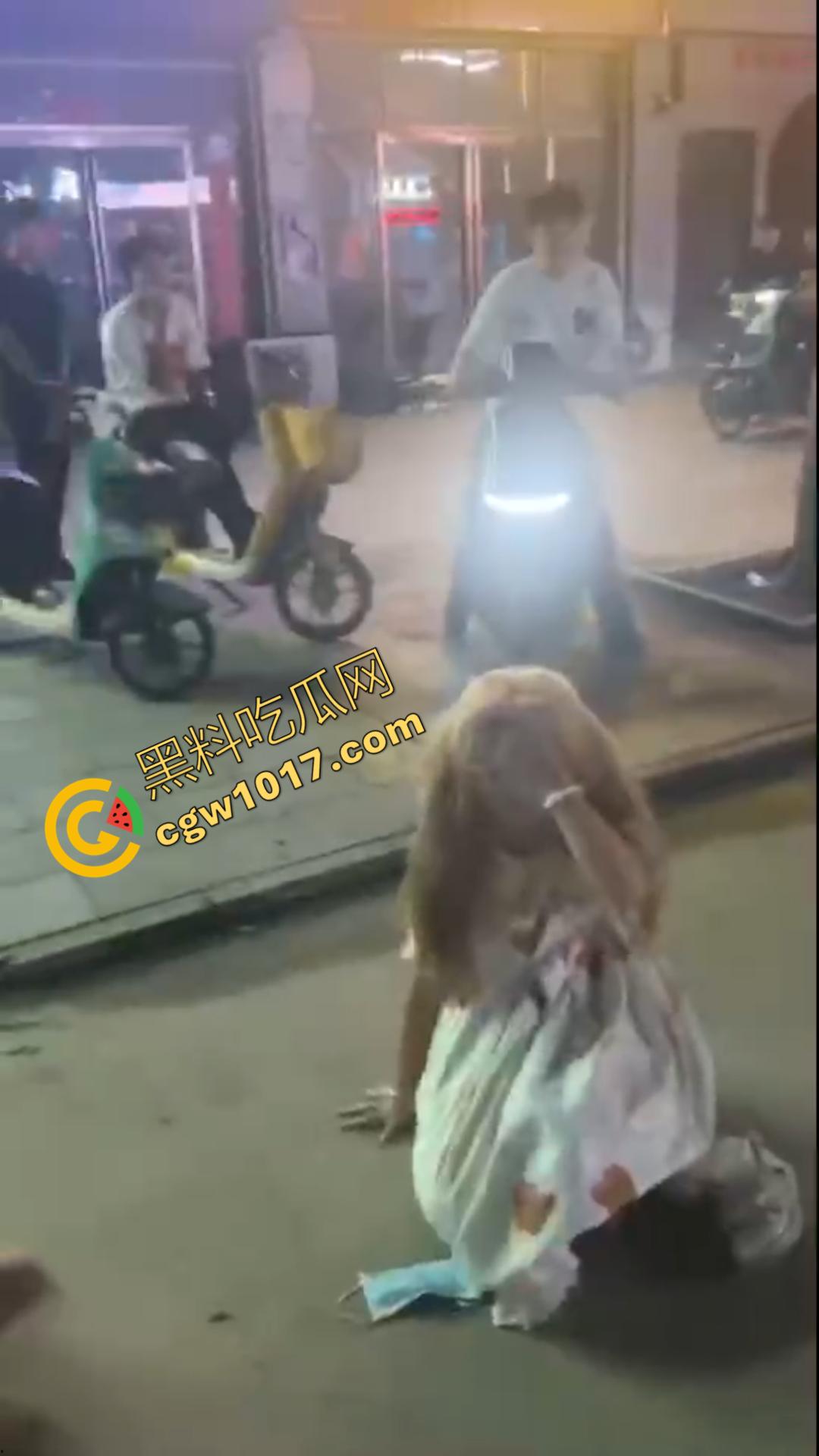 惊心动魄!清纯小仙女街头被围殴!精神小妹狠辣无情,围观群众无动于衷,她们究竟为何如此疯狂? 第4张 惊心动魄!清纯小仙女街头被围殴!精神小妹狠辣无情,围观群众无动于衷,她们究竟为何如此疯狂? 第4张