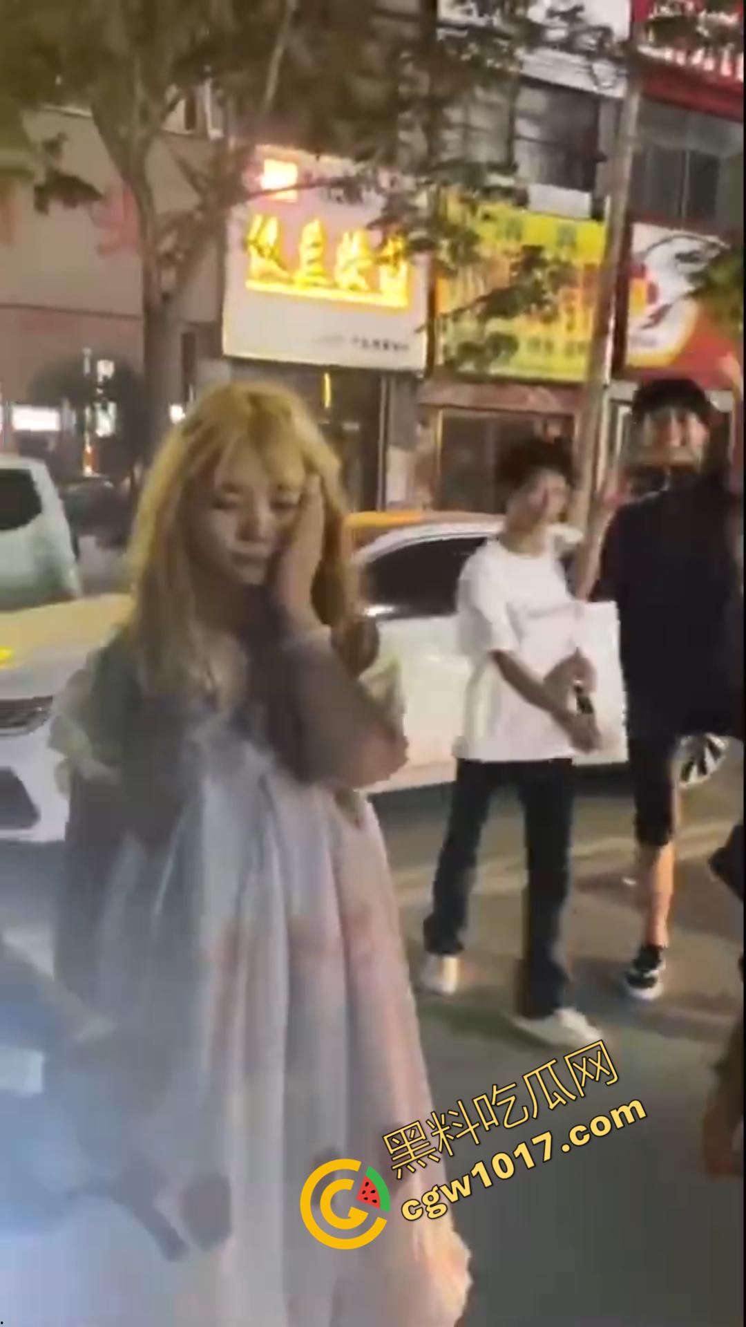 惊心动魄!清纯小仙女街头被围殴!精神小妹狠辣无情,围观群众无动于衷,她们究竟为何如此疯狂? 第5张 惊心动魄!清纯小仙女街头被围殴!精神小妹狠辣无情,围观群众无动于衷,她们究竟为何如此疯狂? 第5张