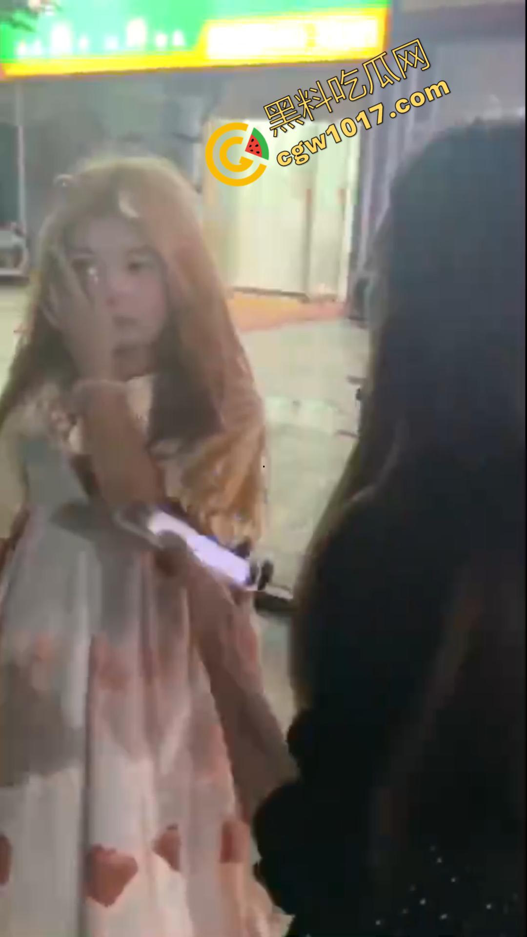 惊心动魄!清纯小仙女街头被围殴!精神小妹狠辣无情,围观群众无动于衷,她们究竟为何如此疯狂? 第7张 惊心动魄!清纯小仙女街头被围殴!精神小妹狠辣无情,围观群众无动于衷,她们究竟为何如此疯狂? 第7张