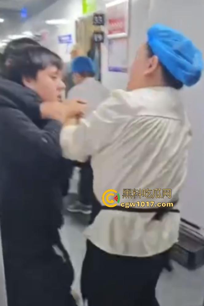 商家出餐3小时外卖小哥迟到餐被抢光，送餐小哥兽性大发殴打女店员，商家怒吼“你早干嘛去了”！  第1张