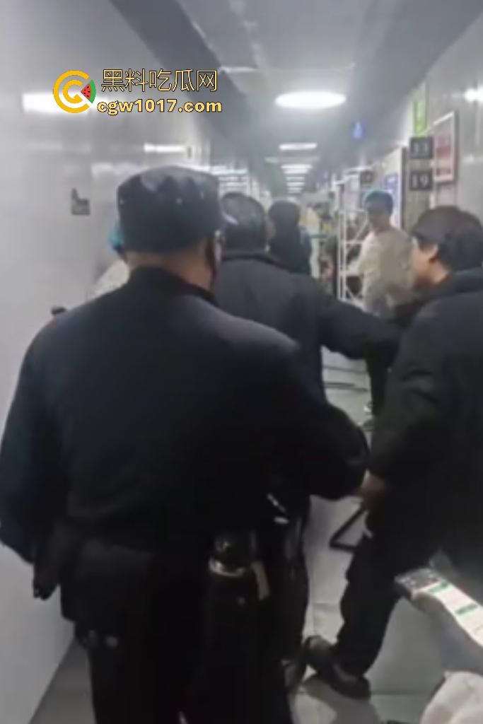 商家出餐3小时外卖小哥迟到餐被抢光，送餐小哥兽性大发殴打女店员，商家怒吼“你早干嘛去了”！  第6张