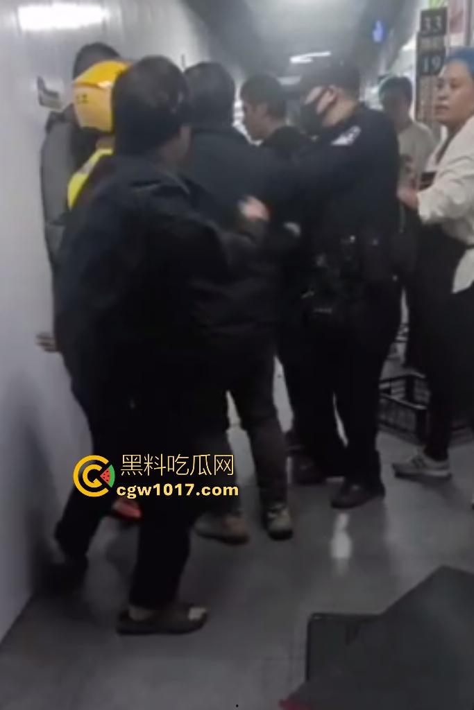 商家出餐3小时外卖小哥迟到餐被抢光，送餐小哥兽性大发殴打女店员，商家怒吼“你早干嘛去了”！  第7张