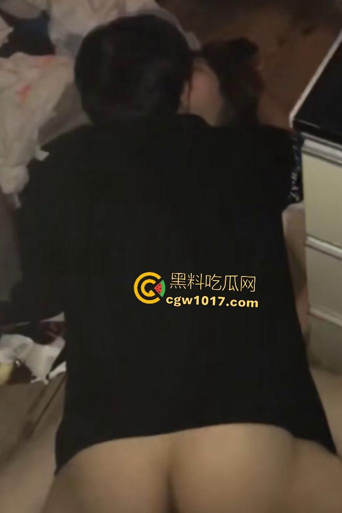 贵州师范学院女大绿茶婊，酒吧灌醉闺蜜献男友，带到出租屋地板上狂操出血，真是防火防盗防闺蜜！  第5张