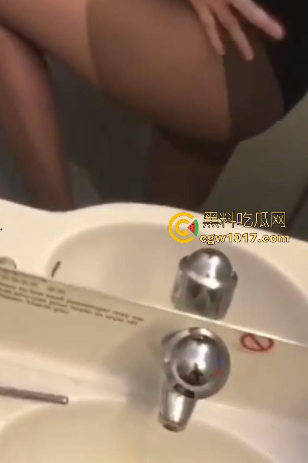身边同事都卖淫，那我也卖！海航萝莉空姐飞机上露丝袜美脚，厕所摸奶撒尿杯中献男奴，勾引乘客下机就开操！  第4张
