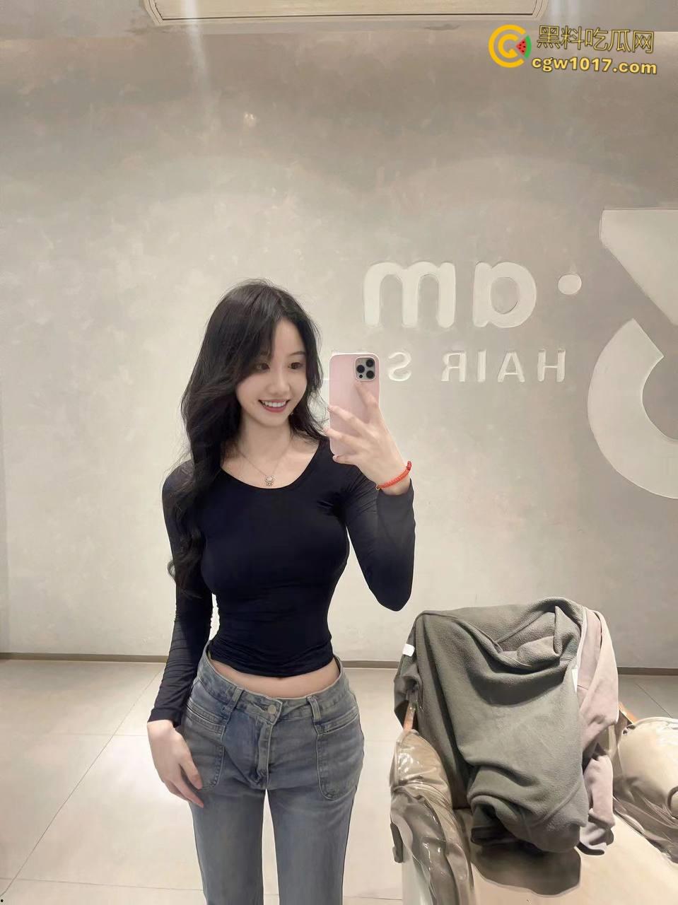 大长腿销售亲姐看我如此燥热，主动脱裤跪地口交，穿着OL制服和圣诞制服，跳蛋玩弄白虎骚穴，被我连续内射两次 ！  第1张