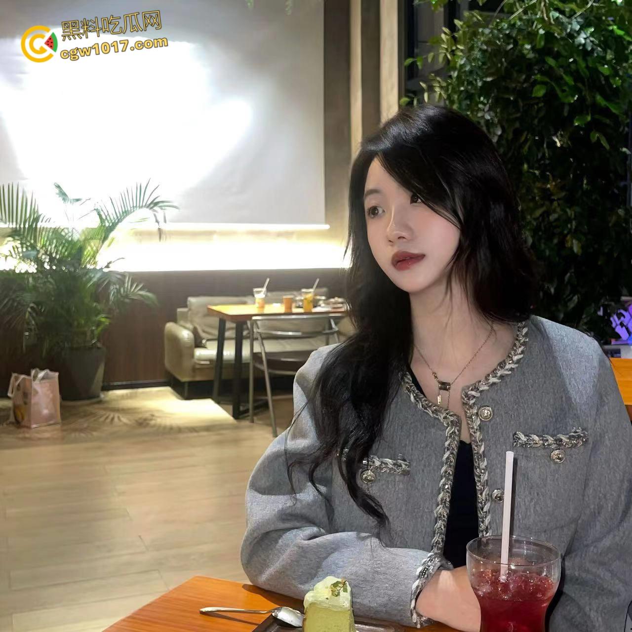 大长腿销售亲姐看我如此燥热，主动脱裤跪地口交，穿着OL制服和圣诞制服，跳蛋玩弄白虎骚穴，被我连续内射两次 ！  第2张