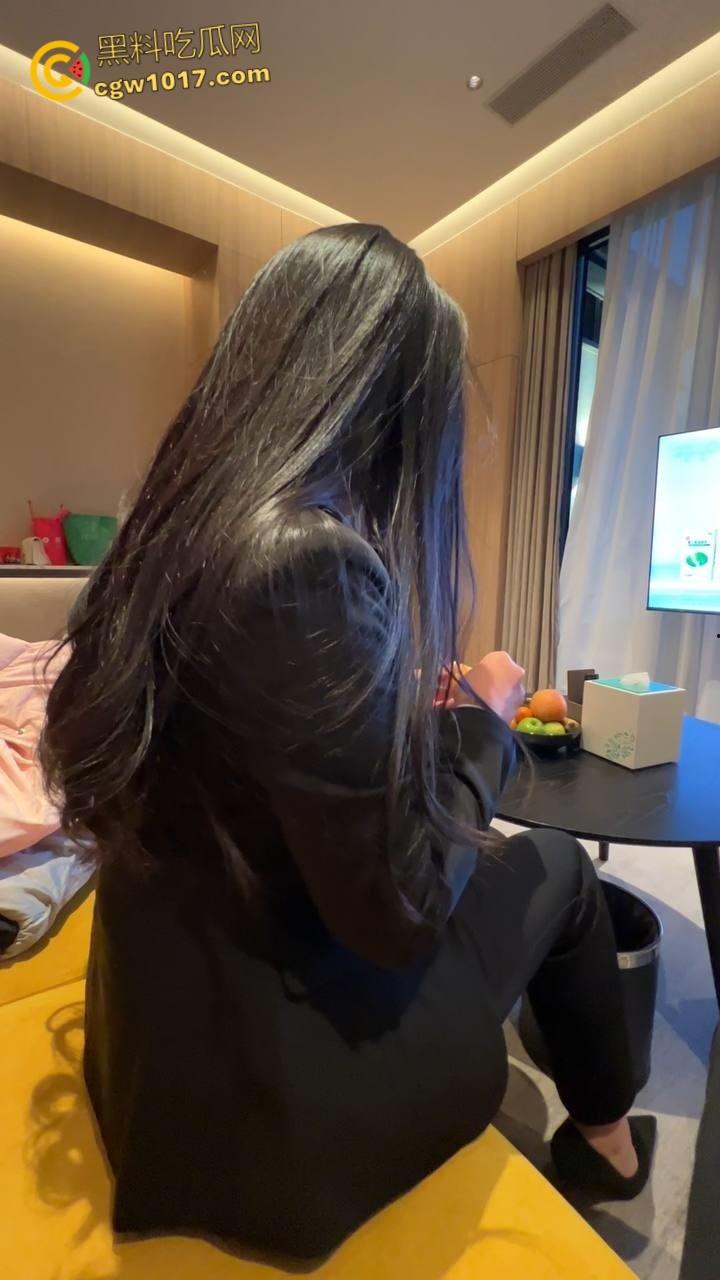 大长腿销售亲姐看我如此燥热，主动脱裤跪地口交，穿着OL制服和圣诞制服，跳蛋玩弄白虎骚穴，被我连续内射两次 ！  第4张