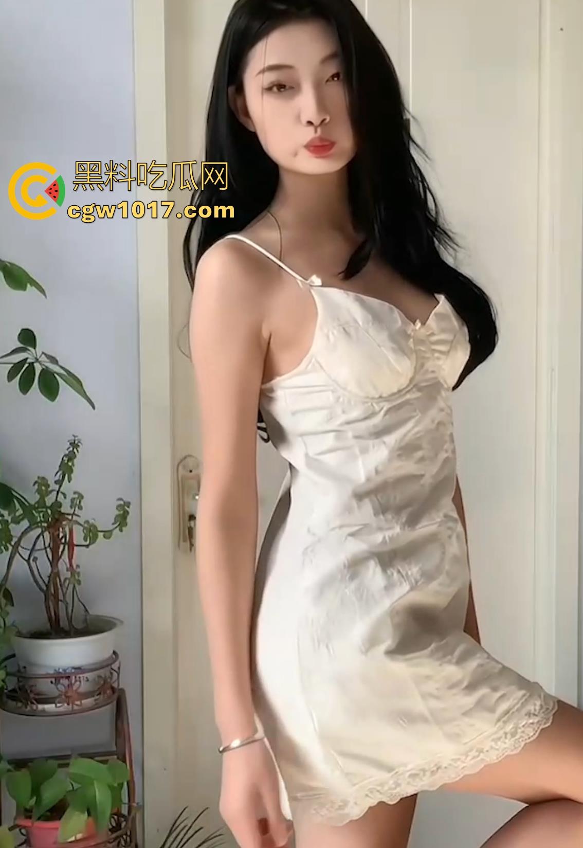 湘潭大学极品高挑美女【林奕怡】约炮视频曝光，完全露脸口交骑乘，超绝身材颜值，无套抽插白虎骚穴淫荡无比！  第5张