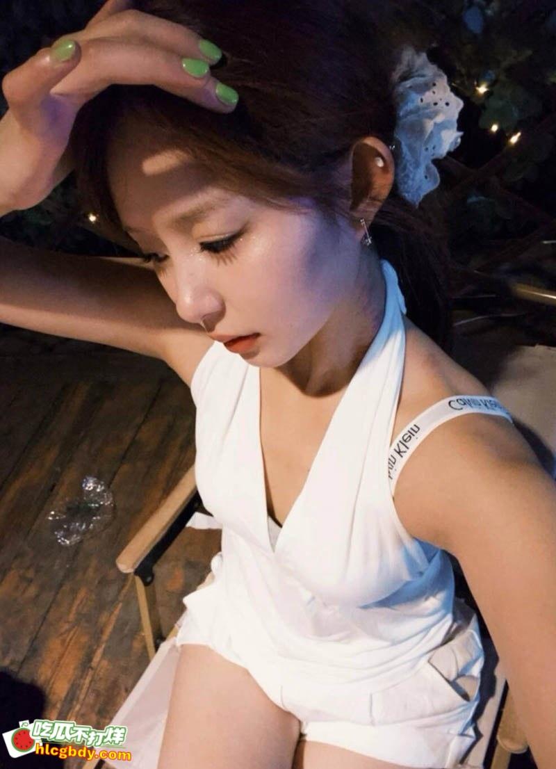 北京高颜值嫩妹【张敬怡】，刚分手就迫不及待约炮，露脸深喉后入呻吟不断，小粉穴被无套内射精液直流 ！  第1张