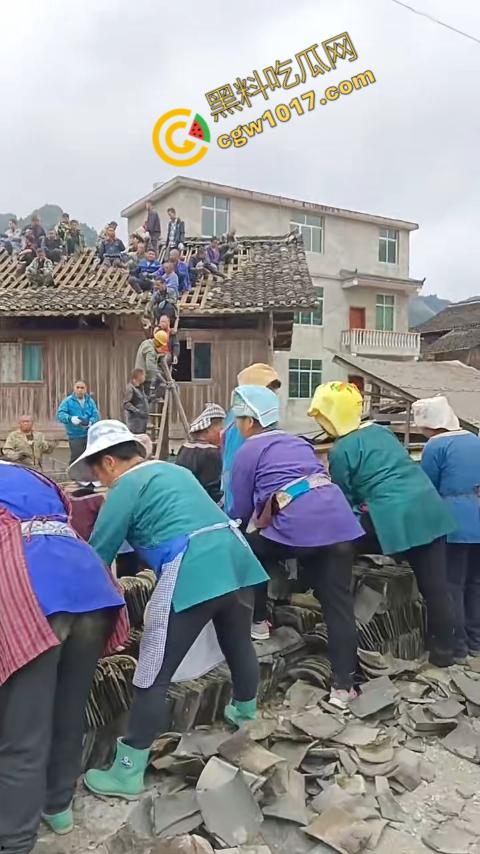 贵州黔东南搬家视频火爆全网，众人合力将房屋搬走，离谱骚操作看呆网友，直呼这才是真正的“搬家”！  第1张