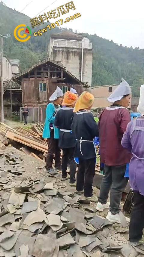 贵州黔东南搬家视频火爆全网，众人合力将房屋搬走，离谱骚操作看呆网友，直呼这才是真正的“搬家”！  第3张