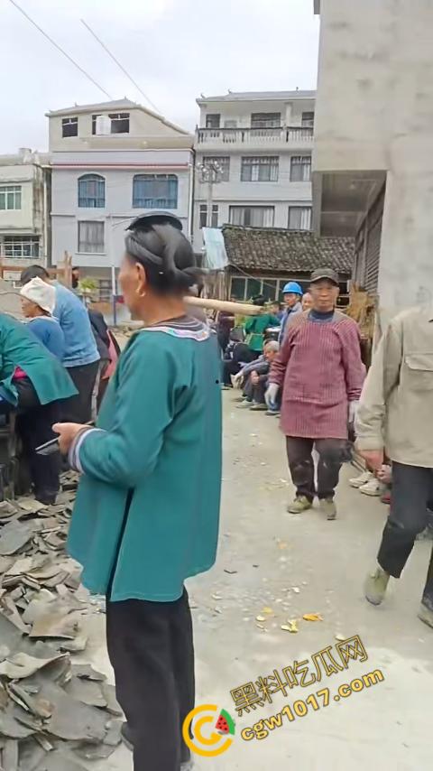 贵州黔东南搬家视频火爆全网，众人合力将房屋搬走，离谱骚操作看呆网友，直呼这才是真正的“搬家”！  第4张