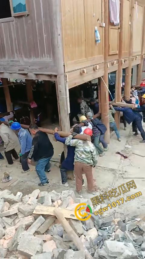 贵州黔东南搬家视频火爆全网，众人合力将房屋搬走，离谱骚操作看呆网友，直呼这才是真正的“搬家”！  第6张