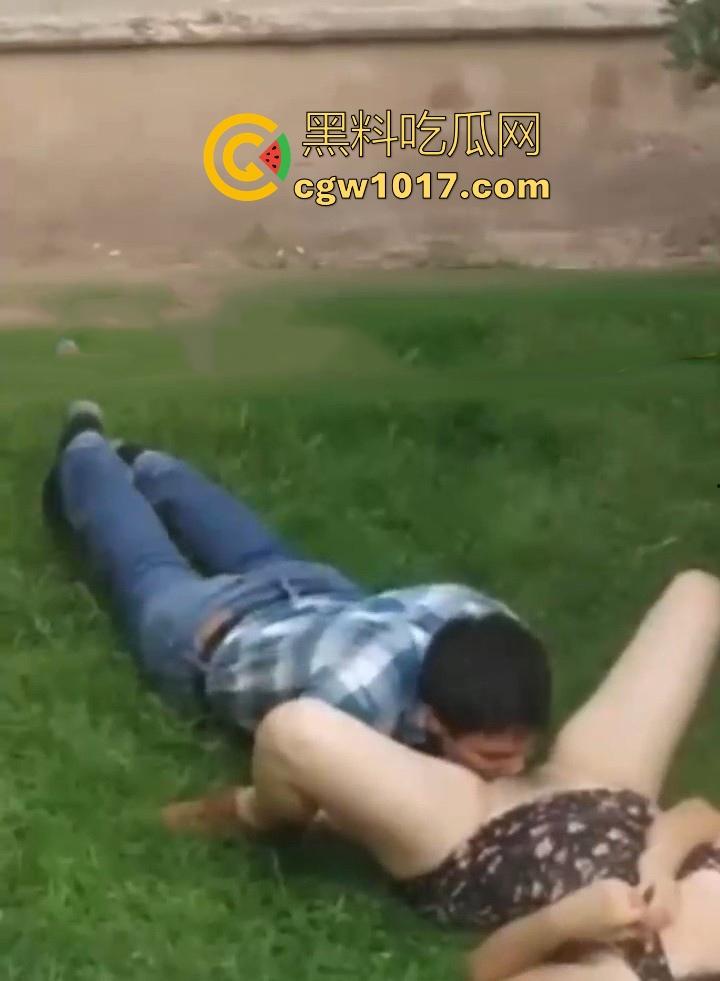 海外优雅绅士大白天上演草坪舔逼！从来没见过如此嚣张饥渴的老外，敞开双腿按着男主的头猛擦，离谱又刺激！  第2张