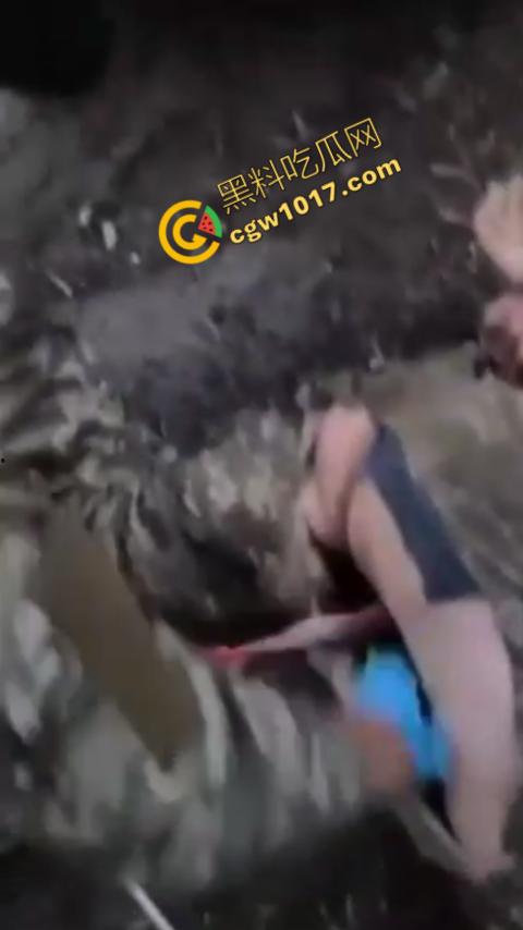 恐怖慎入:战俘被残虐致死内部视频曝光:耳朵,阴茎被残忍收割,现场画面血腥暴力,胆小这勿入! 第8张 恐怖慎入:战俘被残虐致死内部视频曝光:耳朵,阴茎被残忍收割,现场画面血腥暴力,胆小这勿入! 第8张