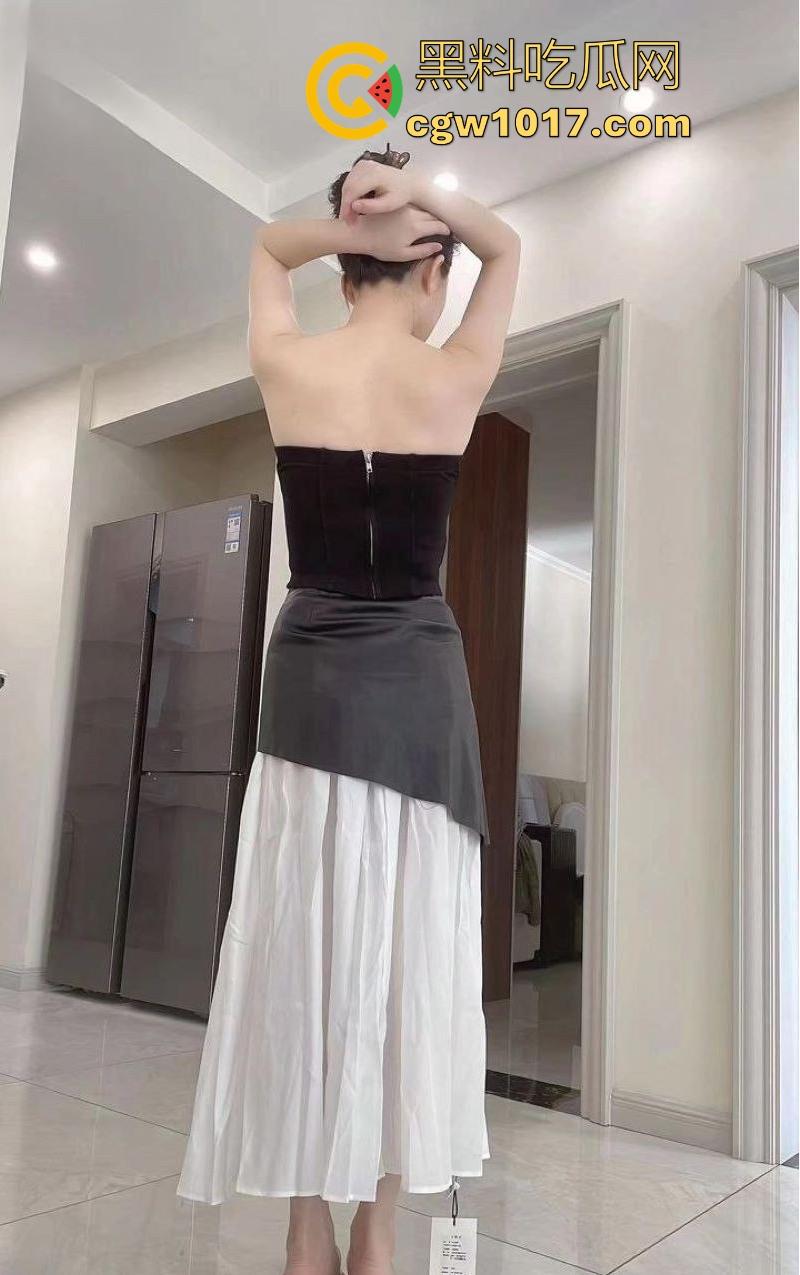 慰问空虚嫂子，跟其刺激做爱，边操逼边跟闺蜜通电话，捂嘴控制呻吟声，高潮了也不敢喊出来！  第4张