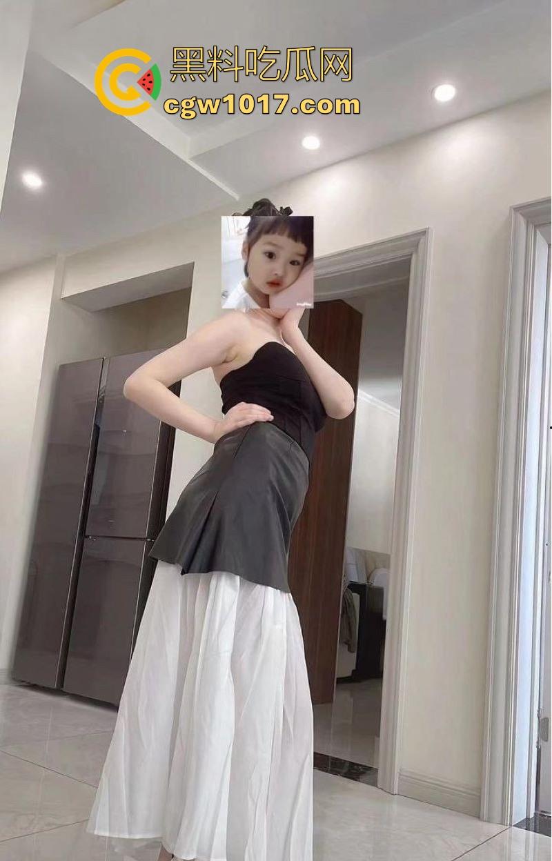 慰问空虚嫂子，跟其刺激做爱，边操逼边跟闺蜜通电话，捂嘴控制呻吟声，高潮了也不敢喊出来！  第5张