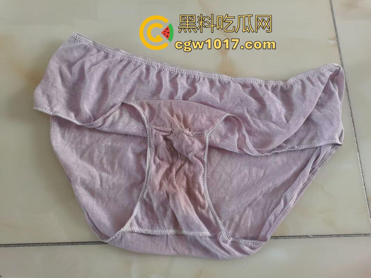 戴着红领巾偷丝袜！小学生大胆偷取少妇原味衣物，身高不够工具来凑，白袜丝袜统统收入囊中，原味控从小练起！  第3张