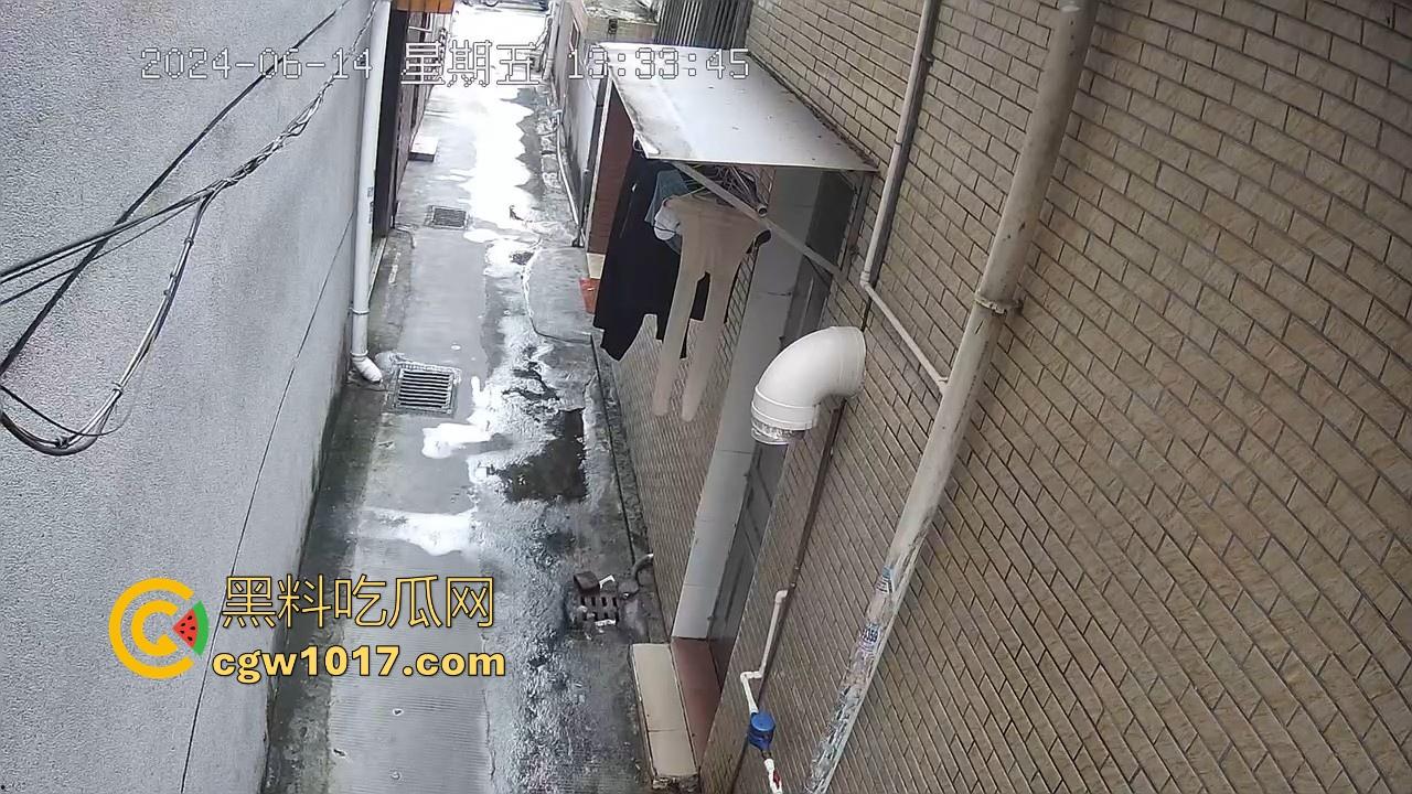 戴着红领巾偷丝袜！小学生大胆偷取少妇原味衣物，身高不够工具来凑，白袜丝袜统统收入囊中，原味控从小练起！  第4张