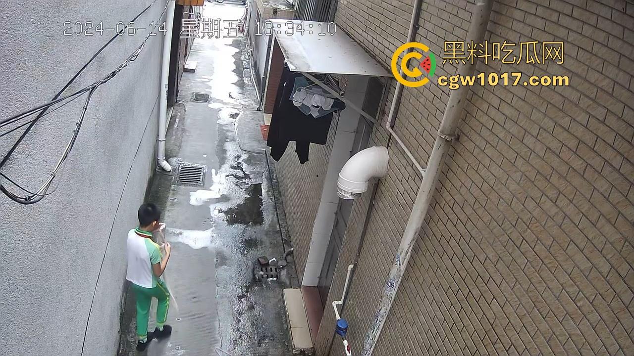 戴着红领巾偷丝袜！小学生大胆偷取少妇原味衣物，身高不够工具来凑，白袜丝袜统统收入囊中，原味控从小练起！  第7张