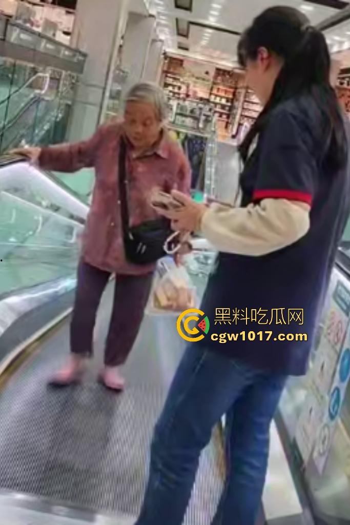 NPC大妈逆行走电梯，电梯向下她硬向上爬，逛一圈回来还在走，还要工作人员拉一把，没摔死就不错了！  第6张