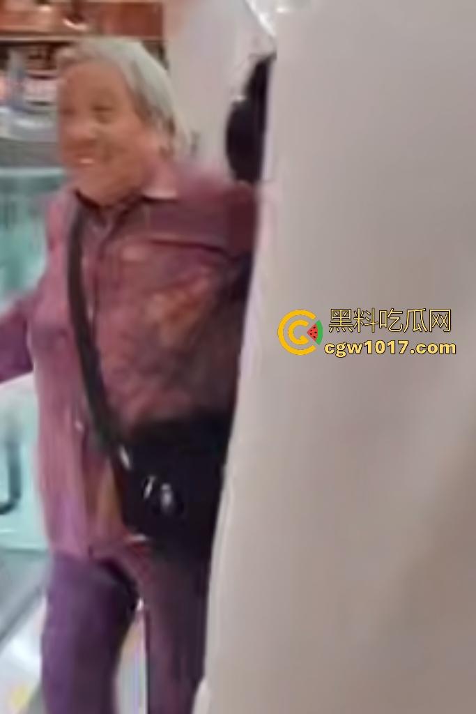 NPC大妈逆行走电梯，电梯向下她硬向上爬，逛一圈回来还在走，还要工作人员拉一把，没摔死就不错了！  第8张