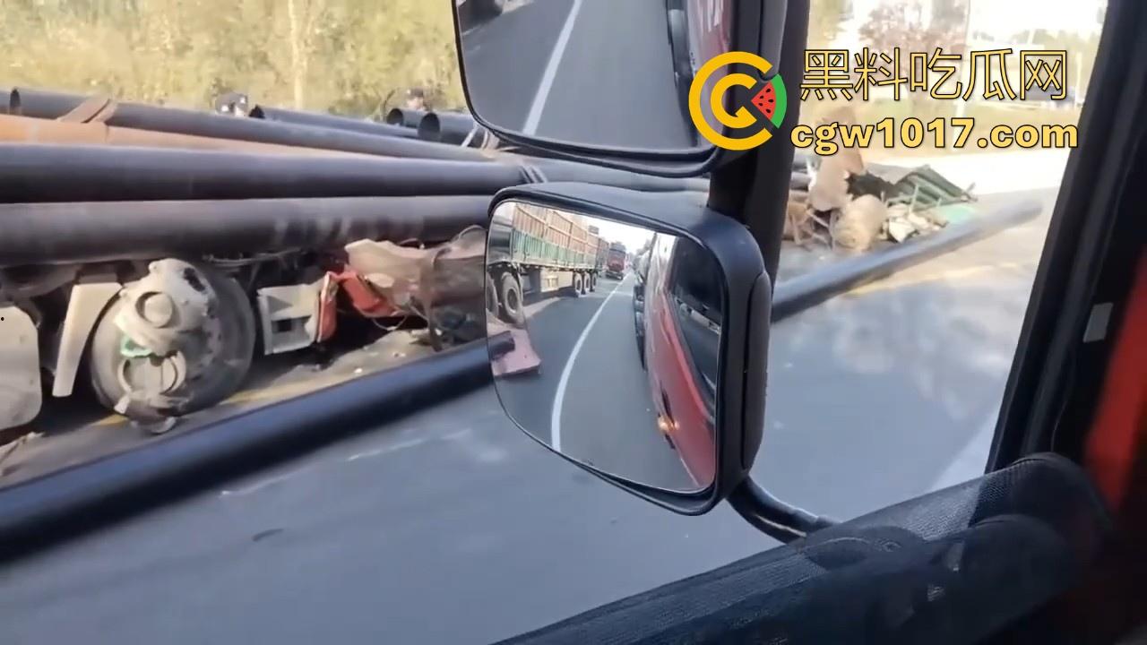 聊城高唐固河段发生重大车祸，大卡车拉钢管，一个急刹驾驶室都没了，好恐怖啊，不知道人有事没！  第2张