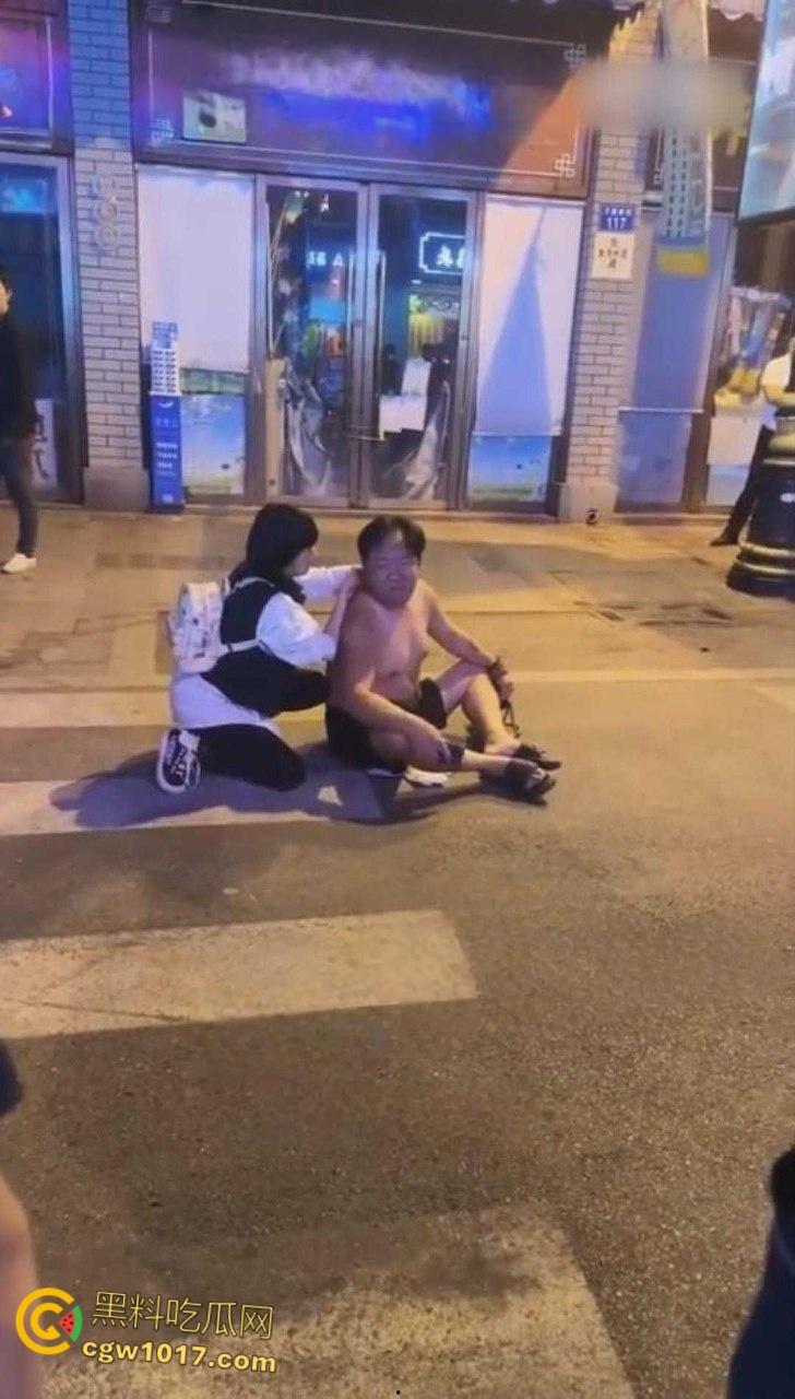 浙江金华万盛南街，油腻大叔被小仙女制服还扒掉衣服，还告知警察自己被猥亵，网友纷纷讨论是女的诬陷大哥 !  第3张