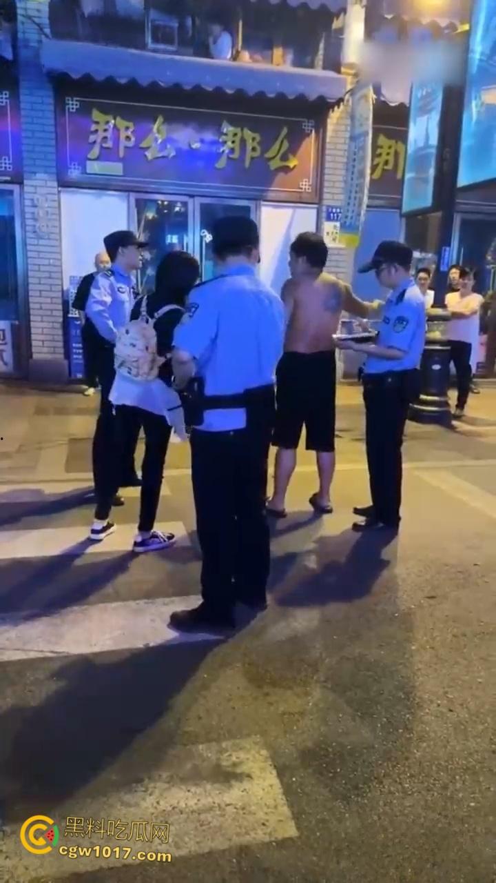 浙江金华万盛南街，油腻大叔被小仙女制服还扒掉衣服，还告知警察自己被猥亵，网友纷纷讨论是女的诬陷大哥 !  第6张