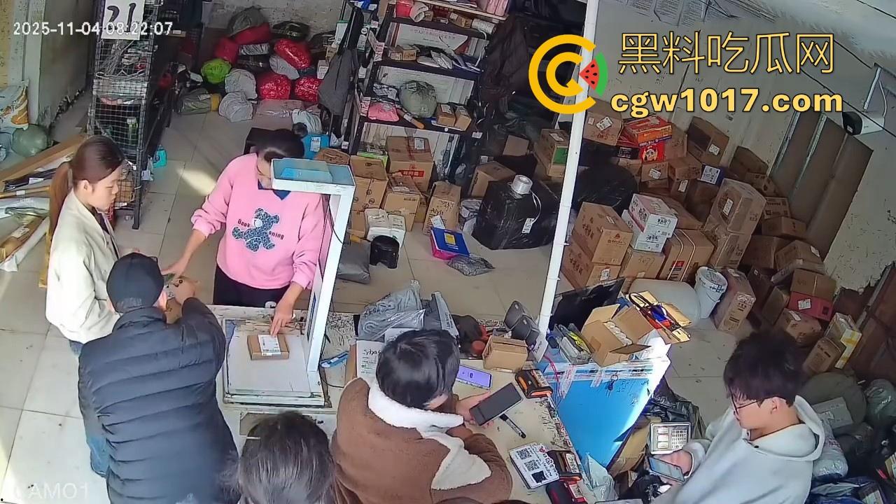 菜鸟驿站遭发疯女上门滋事，怒砸打骂，现场发疯耍赖，警察上门及时带走，经济下行妖魔鬼怪都出来了！  第1张