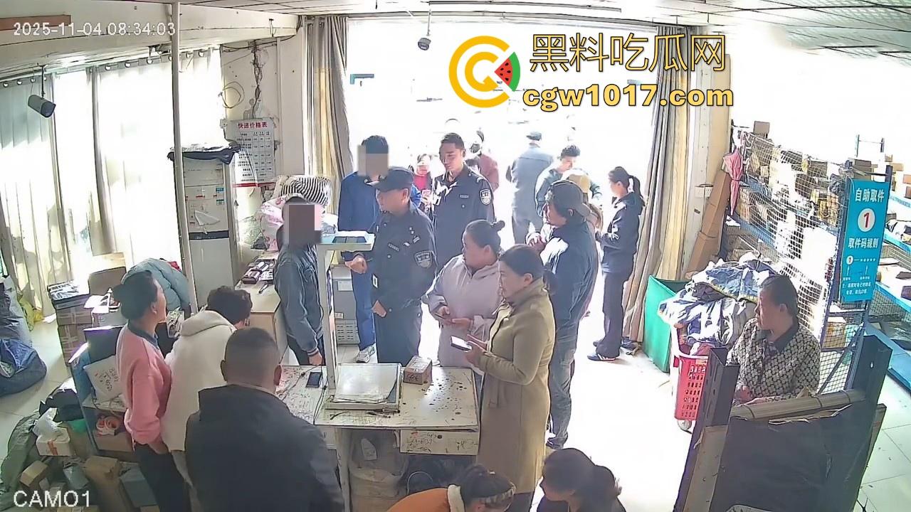 菜鸟驿站遭发疯女上门滋事，怒砸打骂，现场发疯耍赖，警察上门及时带走，经济下行妖魔鬼怪都出来了！  第5张