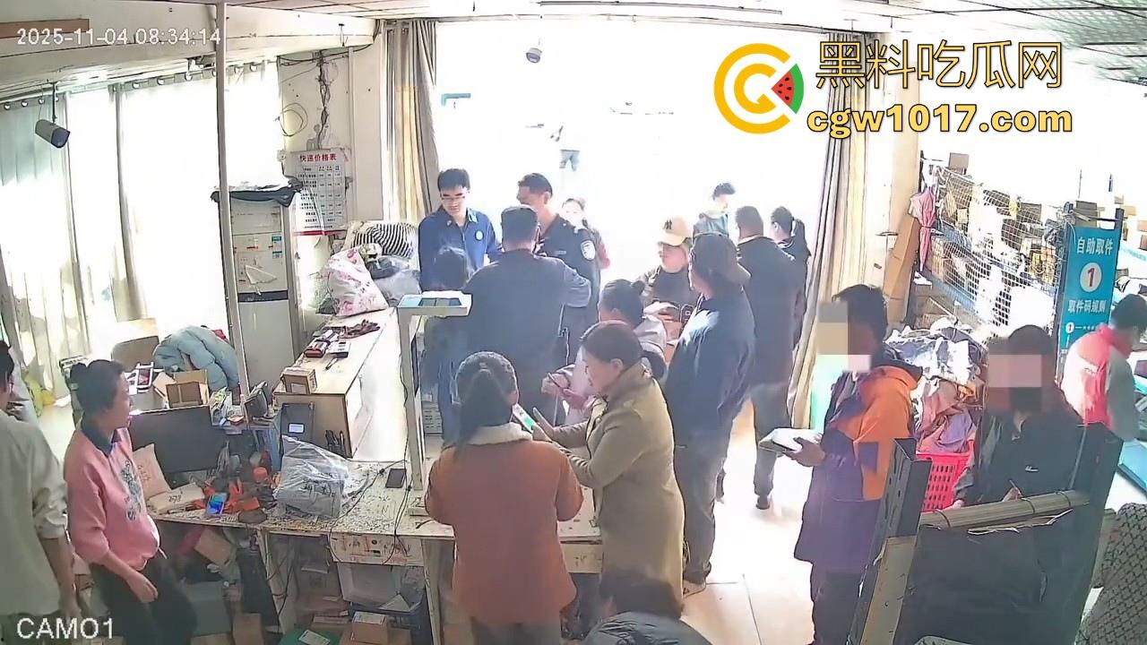 菜鸟驿站遭发疯女上门滋事，怒砸打骂，现场发疯耍赖，警察上门及时带走，经济下行妖魔鬼怪都出来了！  第6张