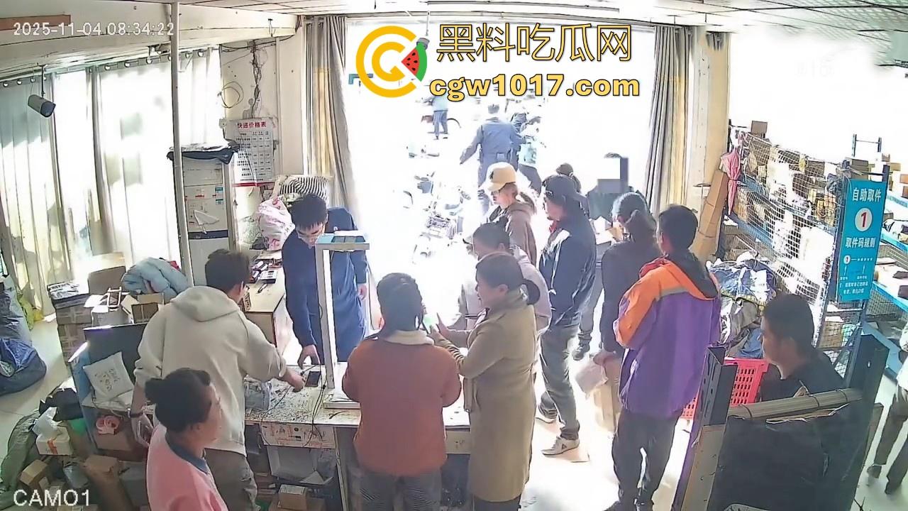 菜鸟驿站遭发疯女上门滋事，怒砸打骂，现场发疯耍赖，警察上门及时带走，经济下行妖魔鬼怪都出来了！  第7张